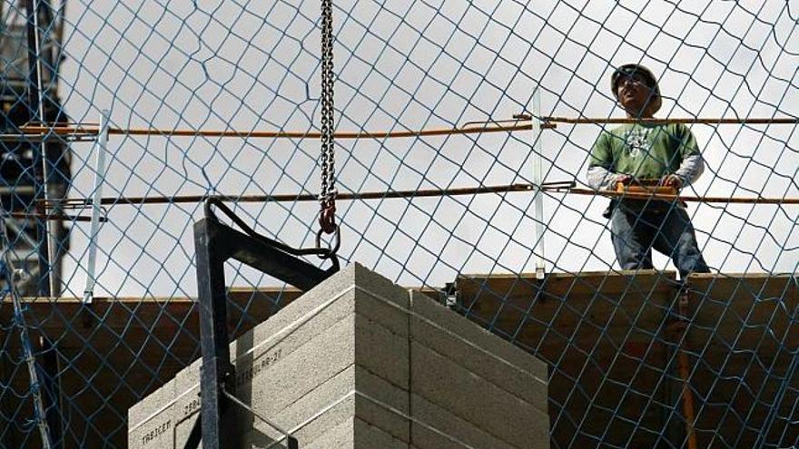 El desplome del sector de la construcción ha propiciado la salida de trabajadores de Alicante a otras localidades
