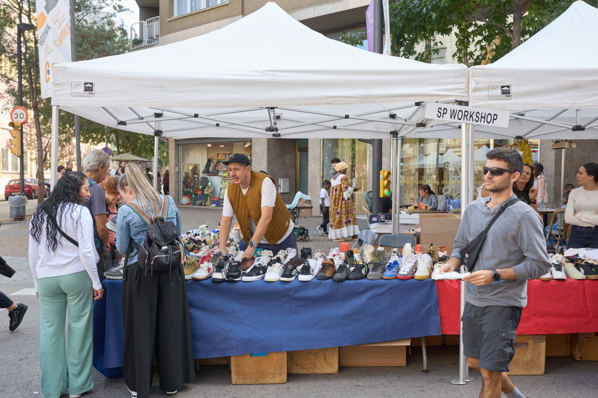 Botiga al carrer al c/ Migdia