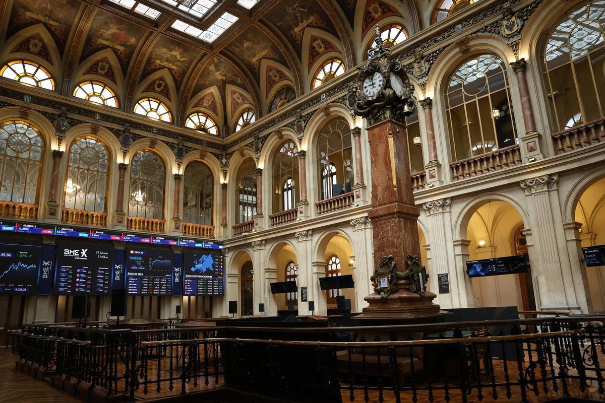 Paneles del Ibex en el Palacio de la Bolsa de Madrid, a 31 de julio de 2026, en Madrid (España).