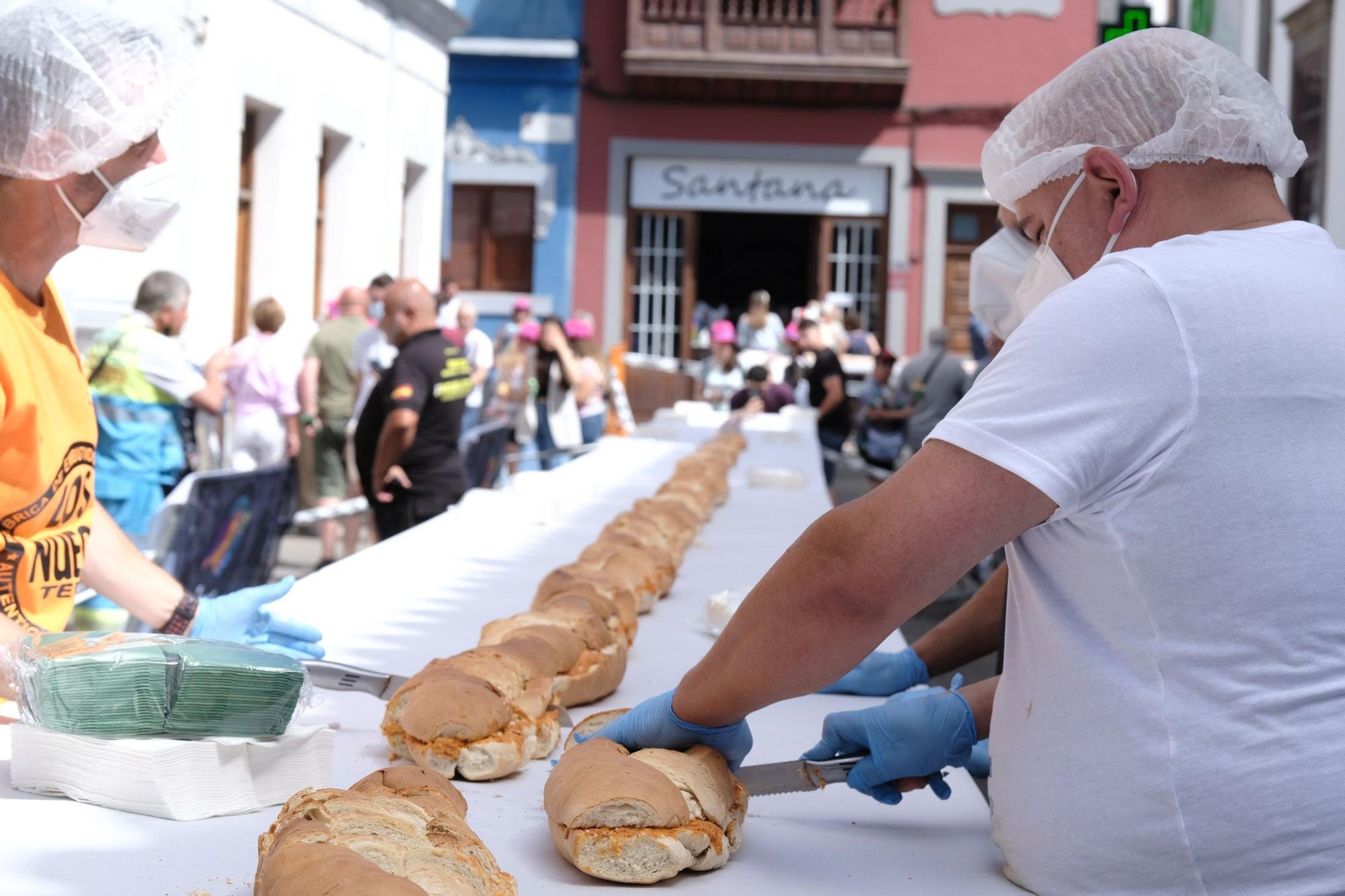 Teror elabora el bocadillo de chorizo más largo de su historia