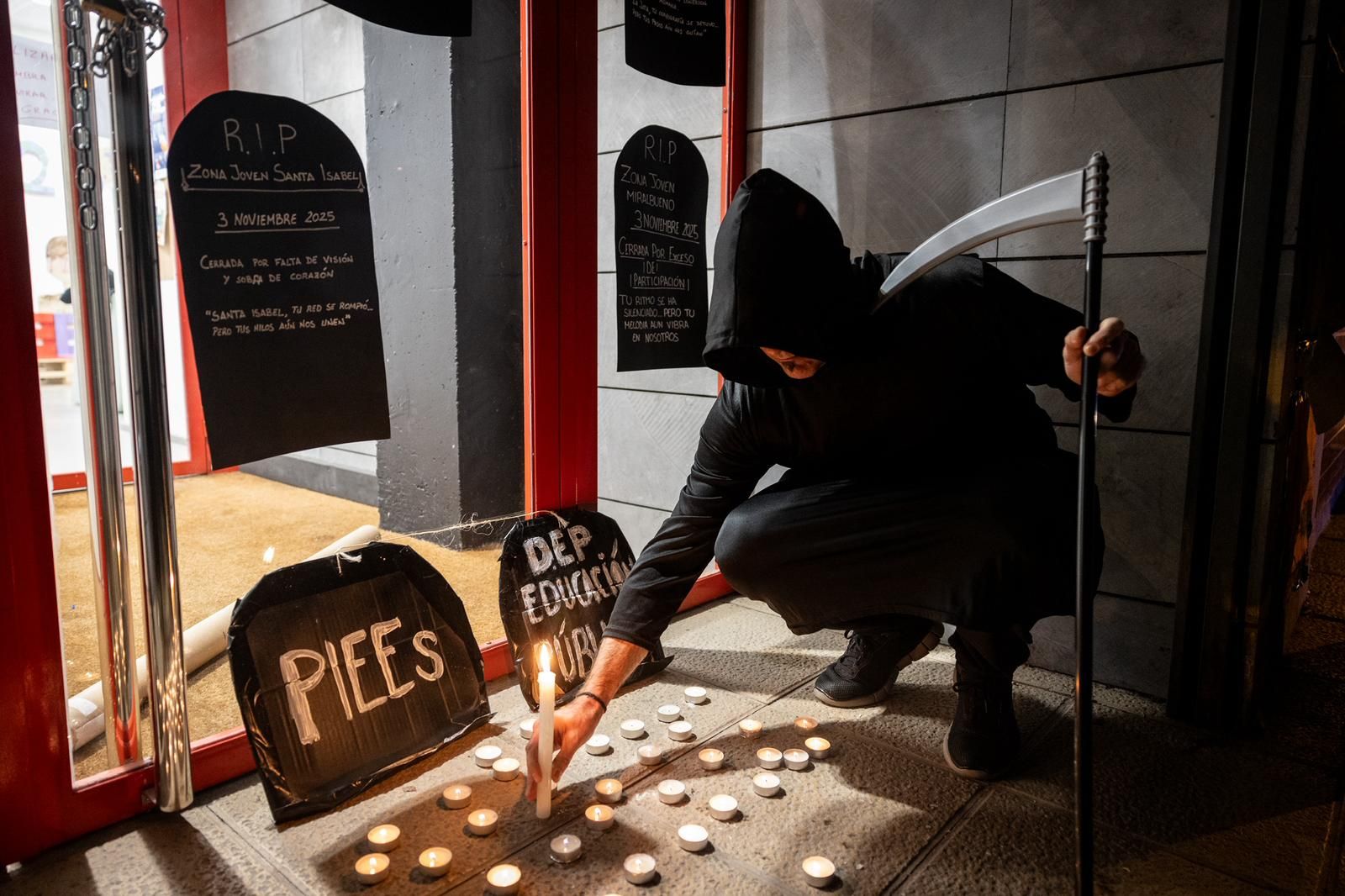 Protesta contra el cierre de las Zonas Jóvenes en Zaragoza