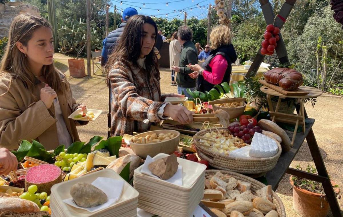 Los asistentes pudieron catar la comida del ‘catering’ La Alacena. | ZOËTRY MALLORCA