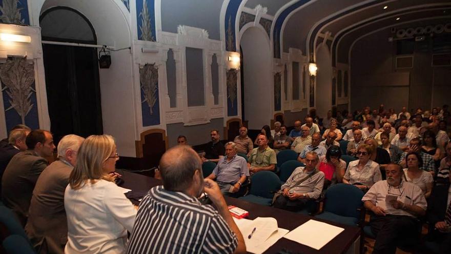 Participantes en el sorteo de los huertos que el Ayuntamiento cede a ciudadanos, ayer, en el Antiguo Instituto.