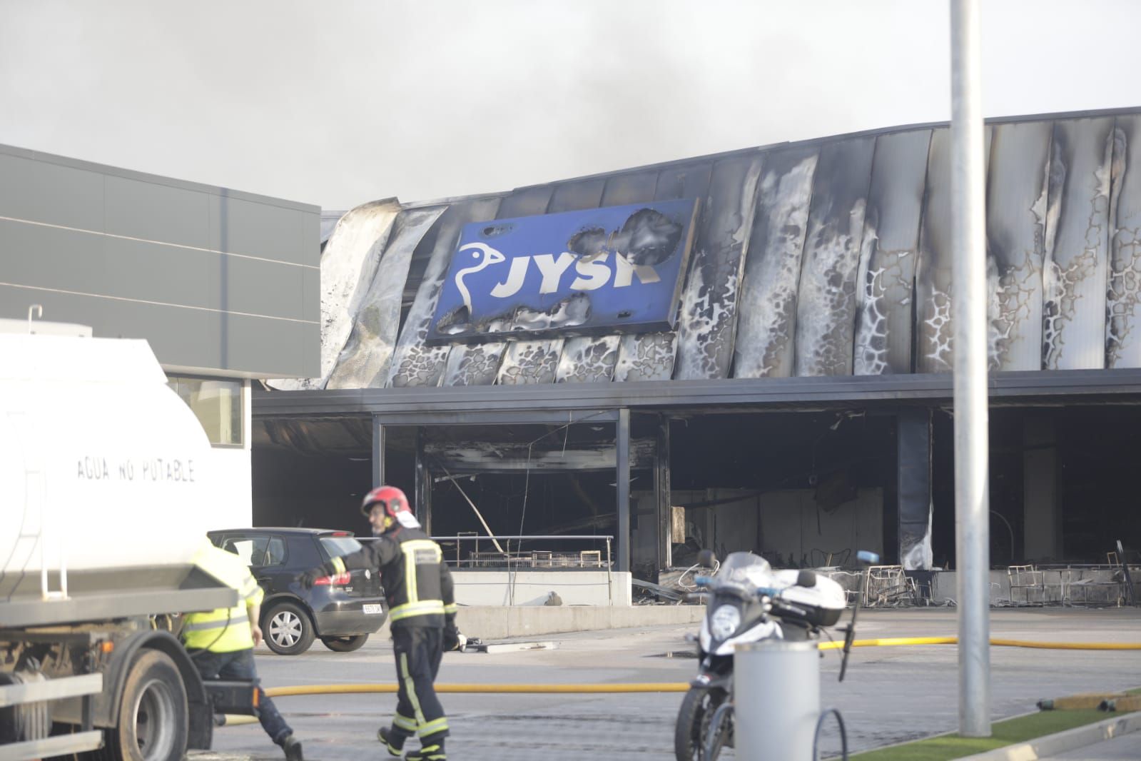 Alarma por un gran incendio en un almacén de muebles en Manacor