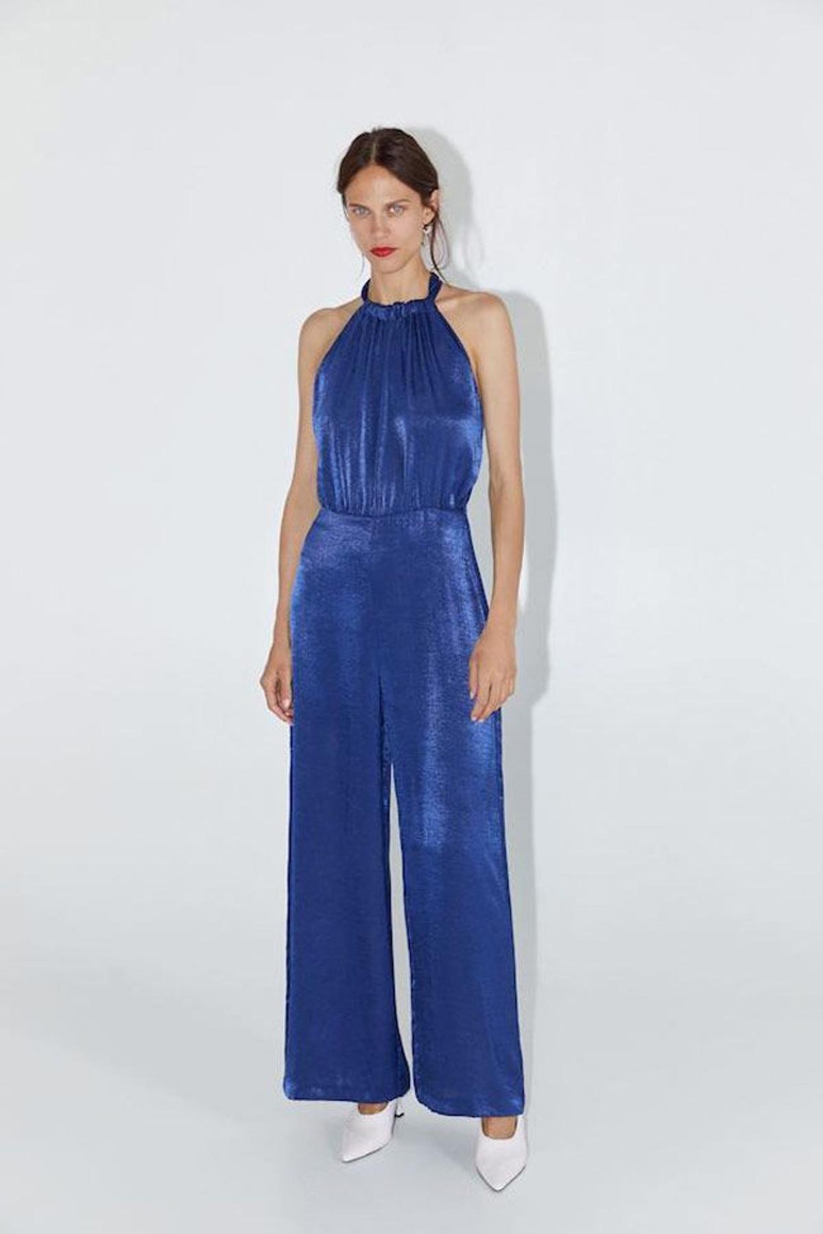 Mono azul satinado, de las rebajas de Zara