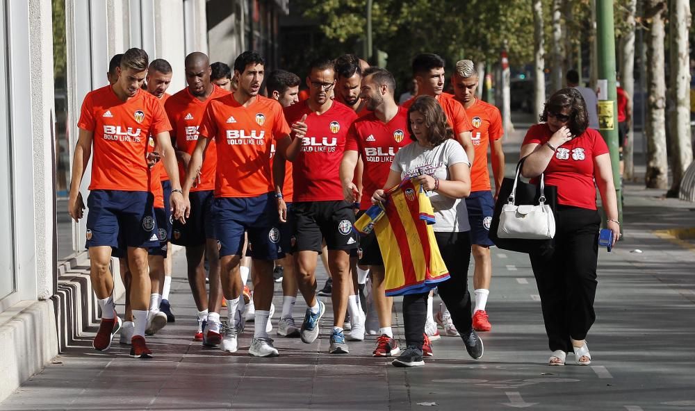 Paseo del Valencia CF por las calles de Sevilla