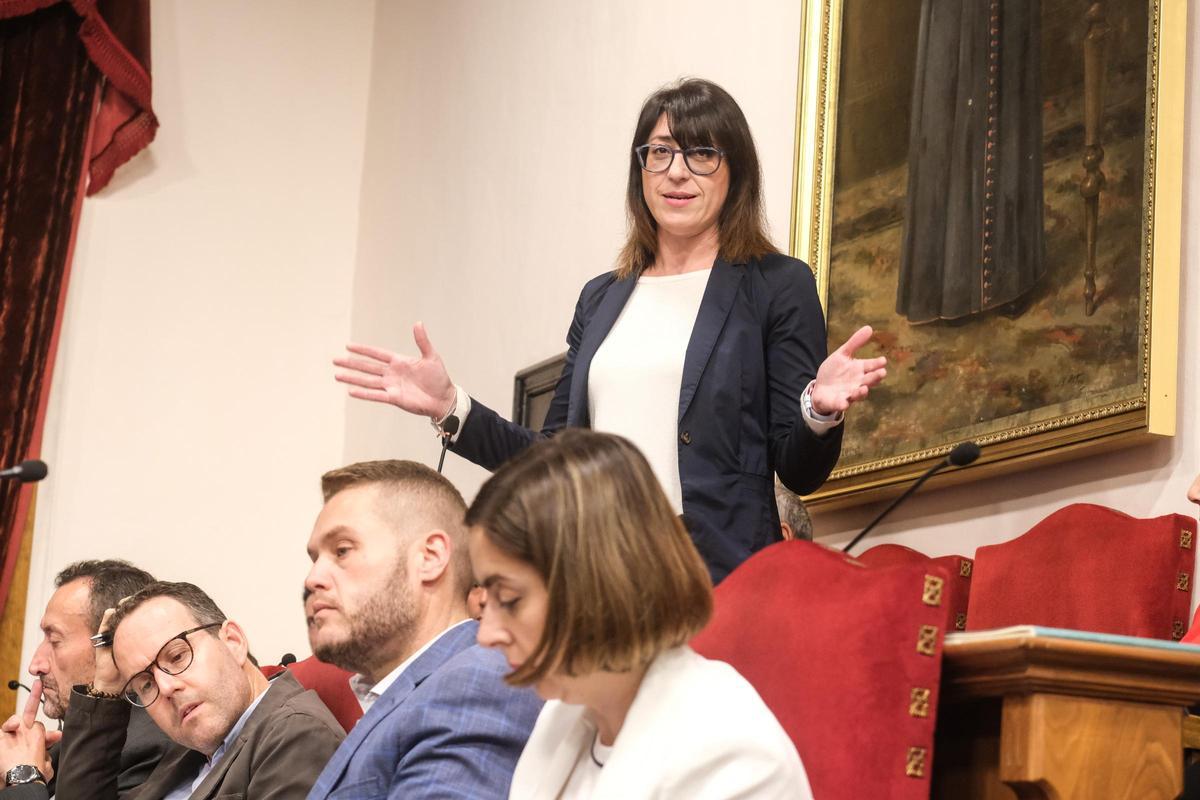 La edil socialista Patricia Maciá denuncia el "gasto descontrolado" del PP y VOX en Elche