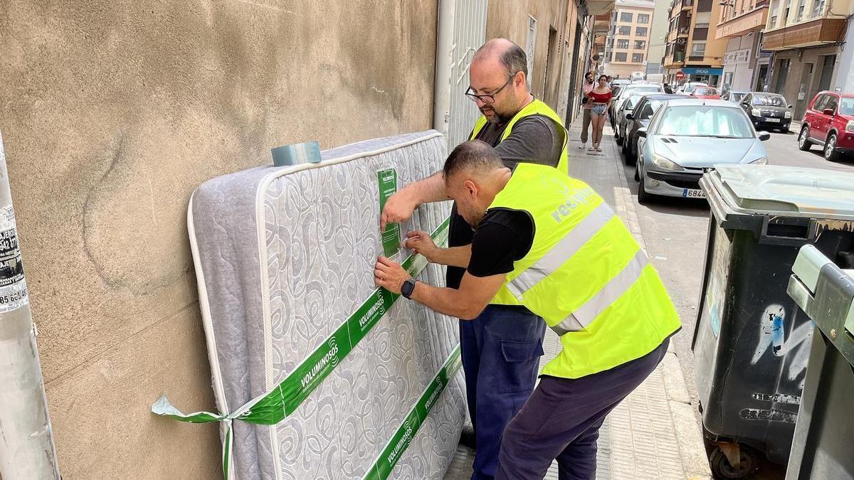 El Ayuntamiento ha detectado 41 somieres abandonados sin avisar en la calle en solo 24 días.