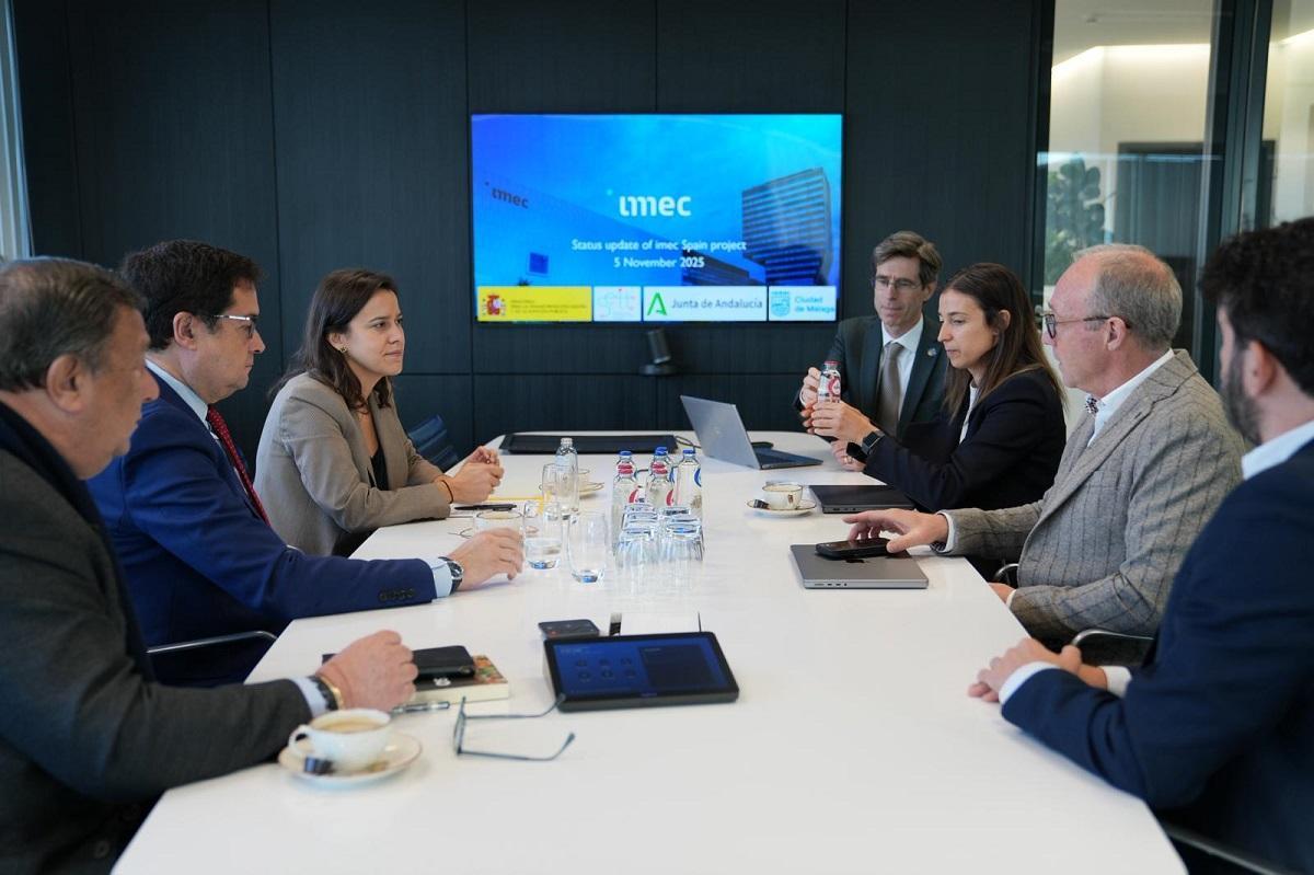 El ministro Óscar Lóprez y el vicepresidente ejecutivo y CSO del Imec, Jo De Boeck, con sus equipos.