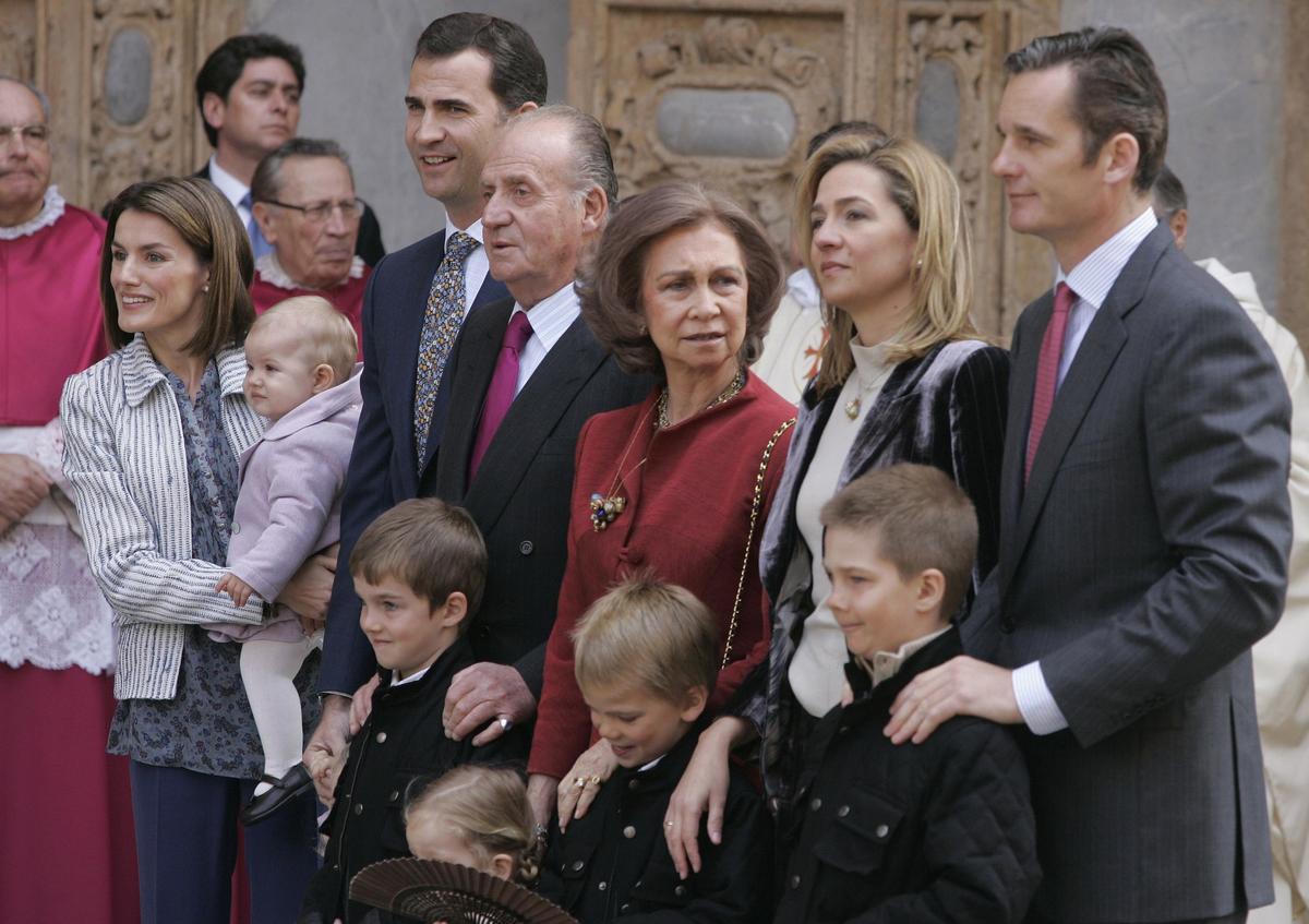 Misa de Pascua en Palma de Mallorca, en marzo del 2008. Los entonces duques de Palma compartieron posado con los reyes Juan Carlos y Sofía y los entonces príncipes de Asturias, Felipe y Letizia.