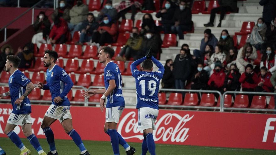 El bisturí azul: el Oviedo espera, especula y, luego ya si eso, ataca