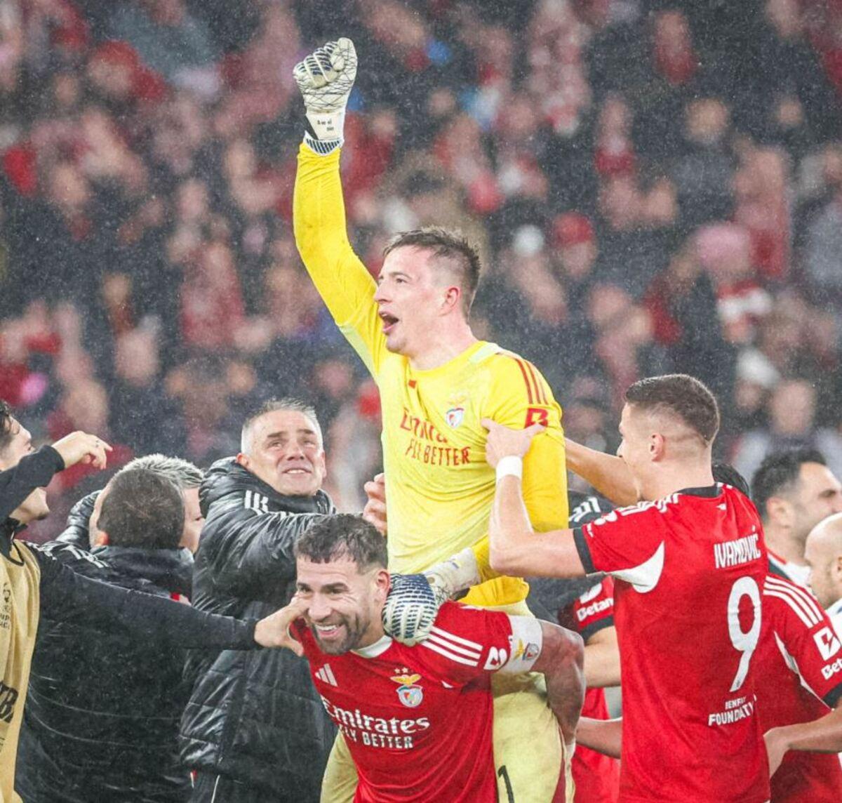 Trublin celebrando el gol con sus compañeros
