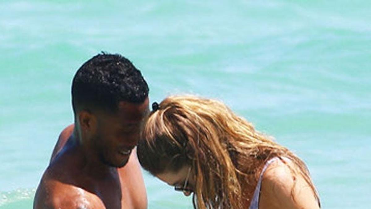 Doutzen Kroes y su marido dentro del mar