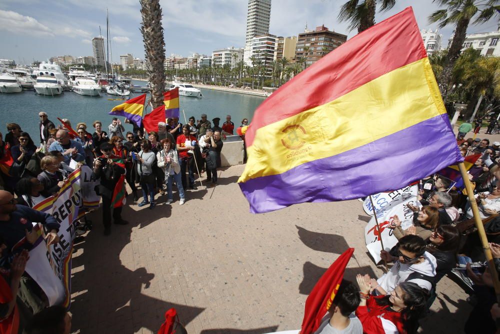 Más de 300 personas reivindican la República en Alicante