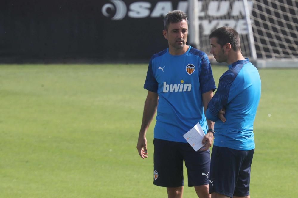 Anil Murthy, atento al entrenamiento del Valencia