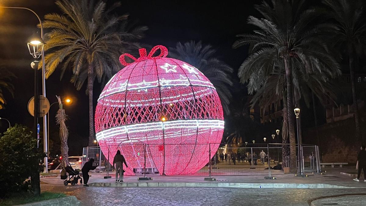 La bola de Navidad de 9 metros está en el paseo Sagrera.