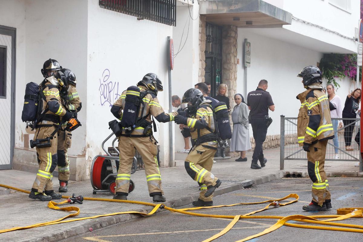 Galería de imágenes del incendio en los bajos del antiguo cine Cartago de Ibiza