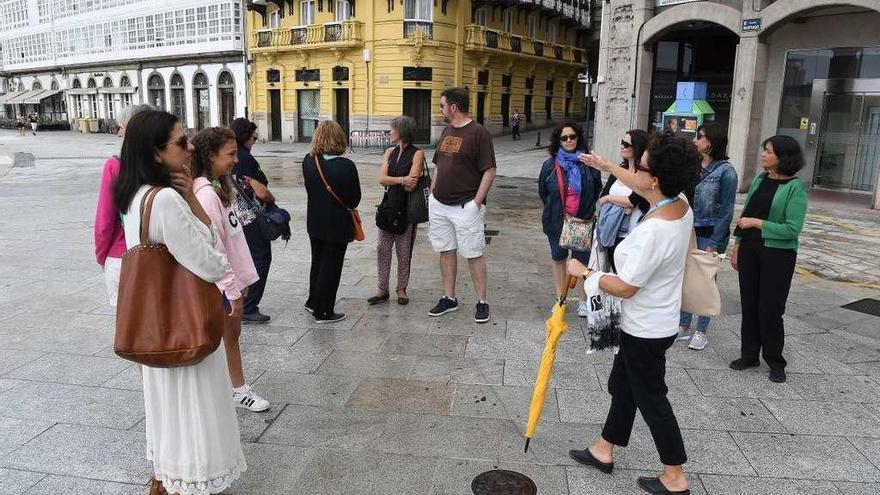Una guía turística explica la avenida de La Marina durante una visita guiada.