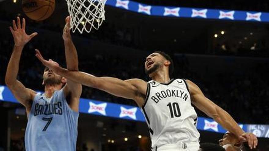 Aldama captura un rebote en presencia de Simmons, de los Nets.