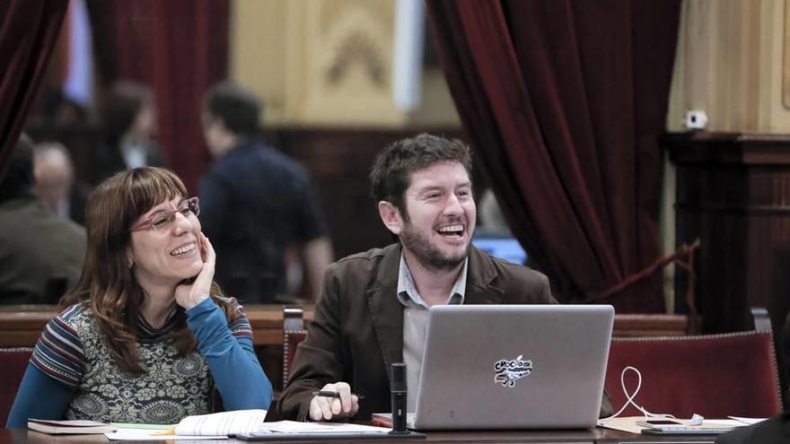 Laura Camargo y Alberto Jarabo, ayer durante el pleno del Parlament.