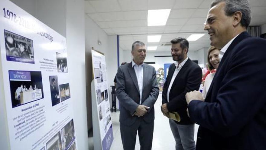 Cuarenta años  de defensa de los consumidores  en fotografías