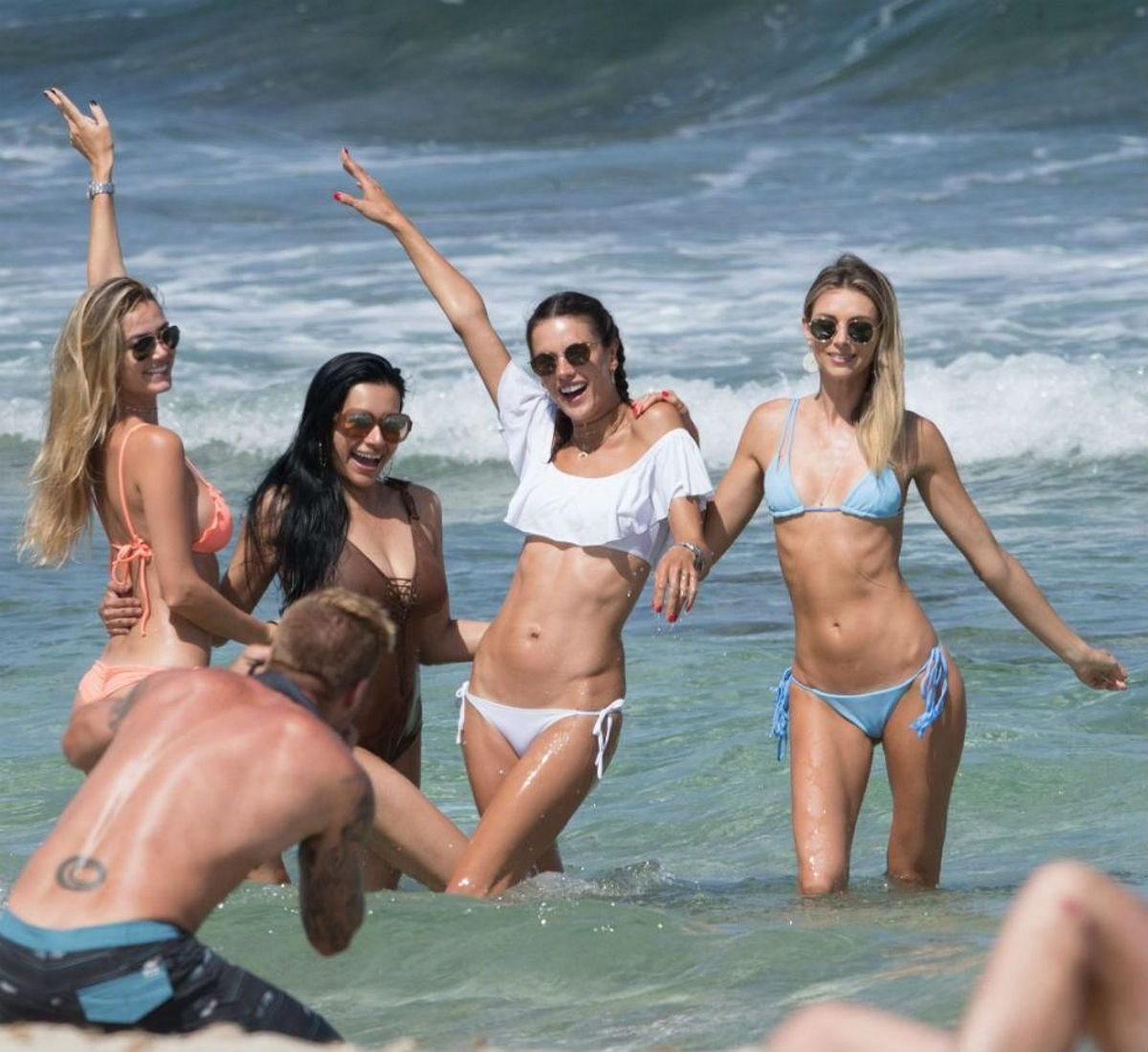 Alessandra Ambrosio y sus amigas, diversión en la playa