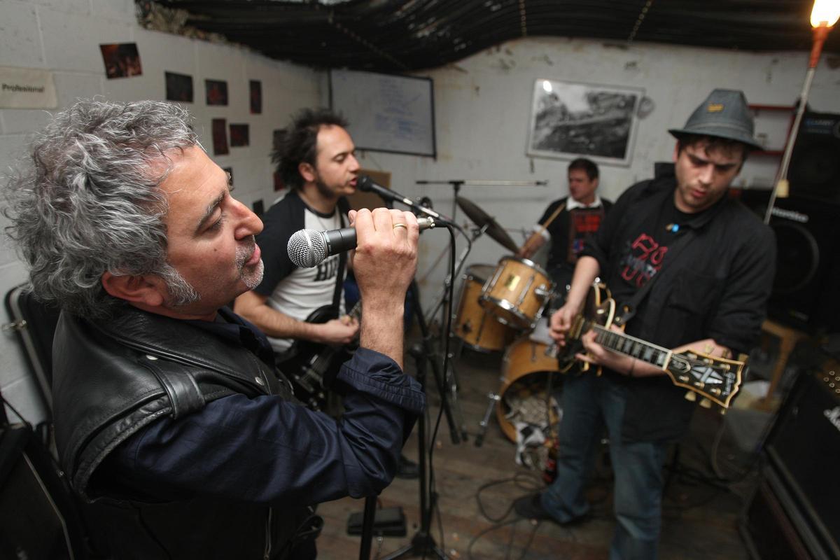Morfi Grei, en un ensayo de La Banda Trapera del Río, en 2009