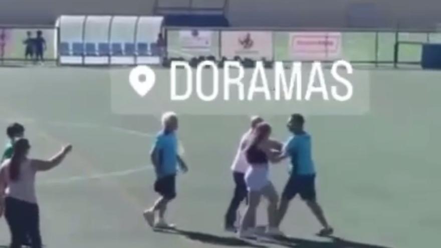 Batalla multitudinaria en un partido juvenil en Gran Canaria