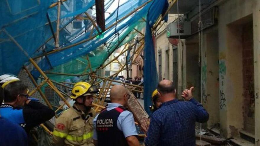 Cuatro heridos, uno de ellos crítico, al desplomarse un andamio en Pineda de Mar