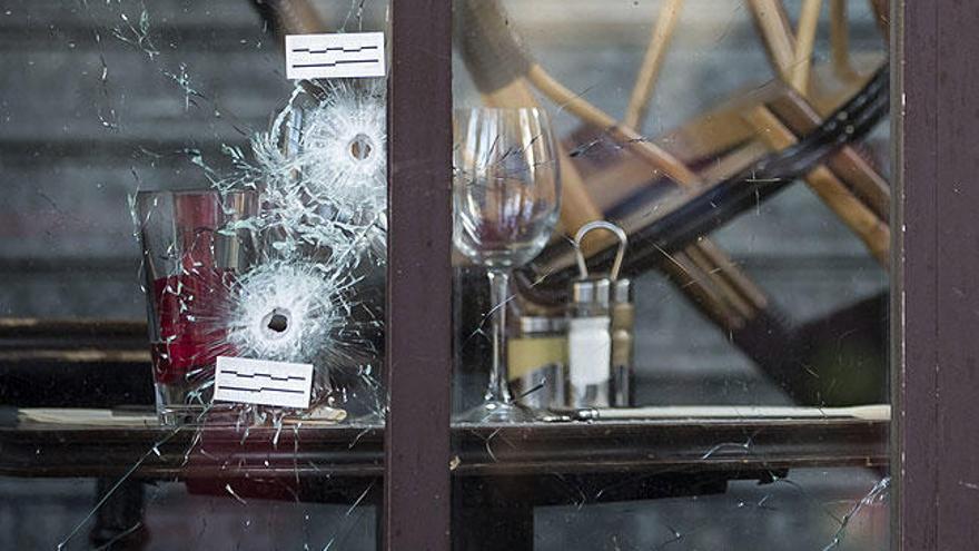 Impactos de bala en un restaurante de París.