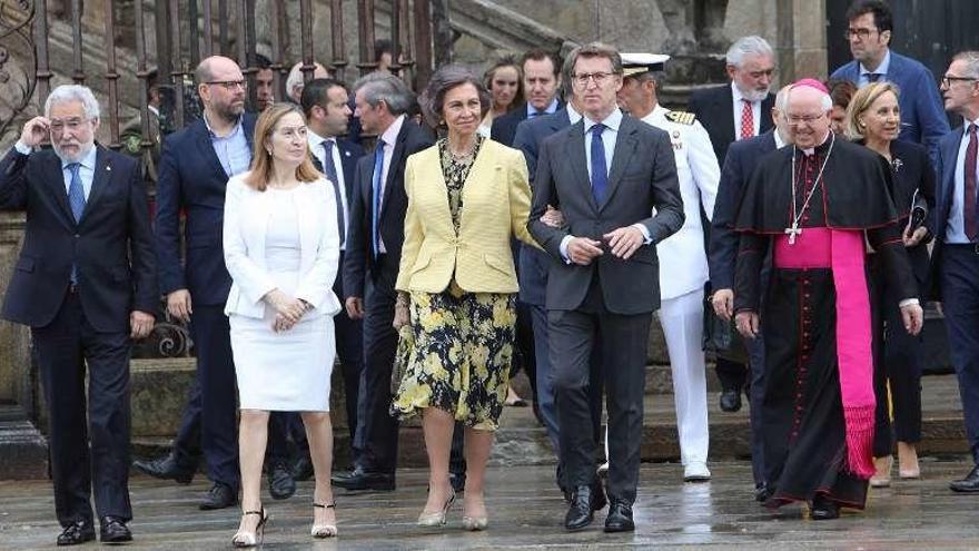 Santalices, Martiño Noriega, Ana Pastor, doña Sofía, Feijóo y Julián Bario en el Obradoiro.