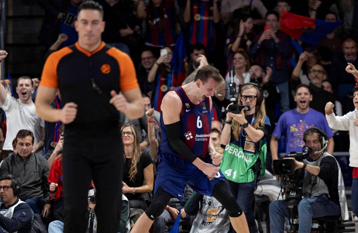 Vesely, el mejor del Barça, celebra con euforia la victoria ante el Madrid