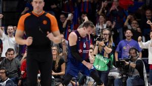 Vesely, el mejor del Barça, celebra con euforia la victoria ante el Madrid