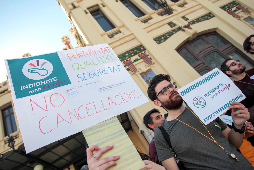 Concentración en València contra el "maltrato continuo" de Renfe