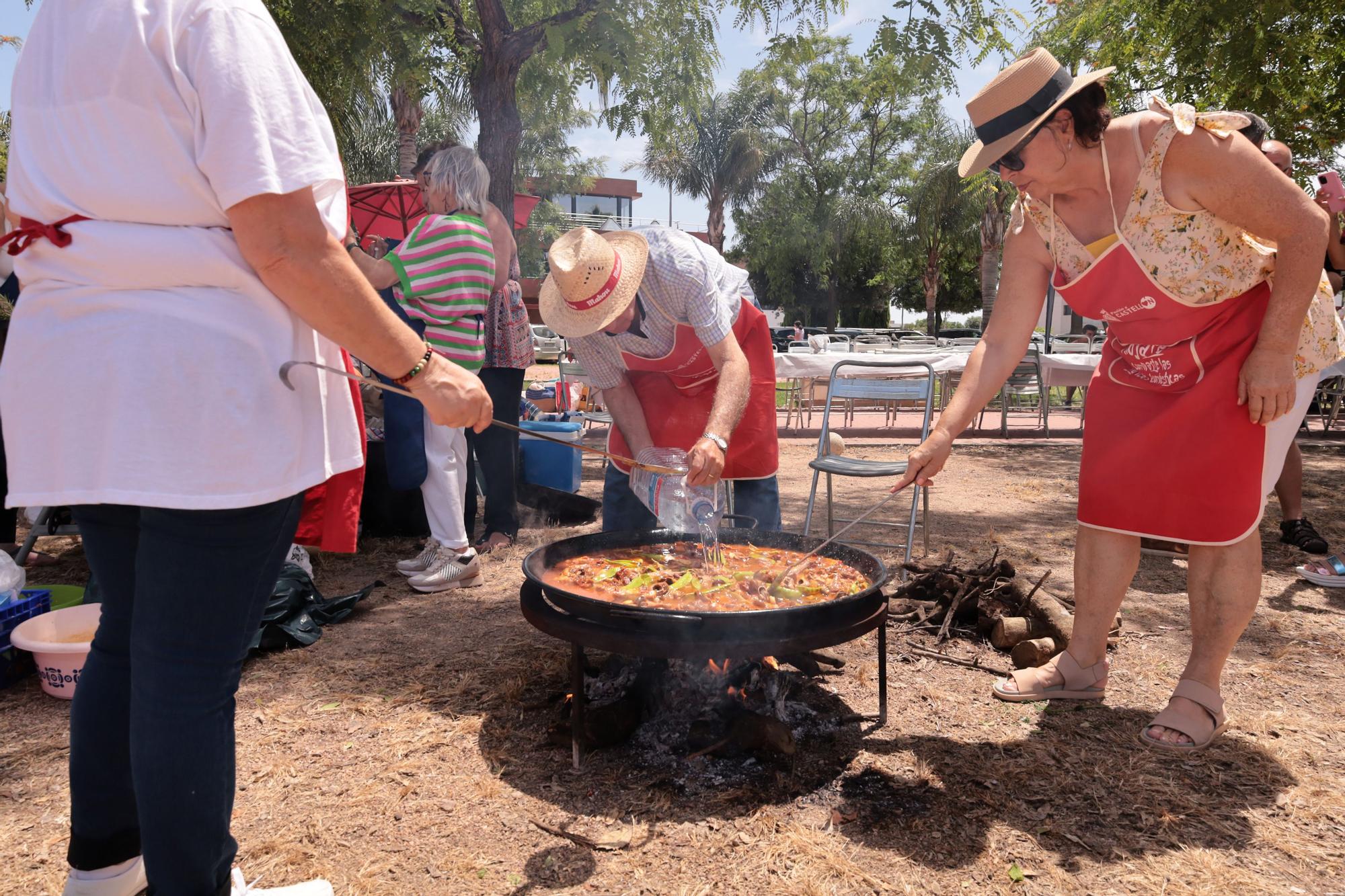 Mil trescientos castellonenses disfrutan del sol y las paellas en el Segon Molí