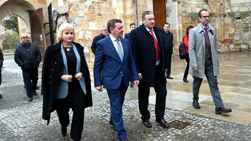 Consejero de Presidencia de la Junta, Luis Miguel González, junto a la delegada, Leticia García, y con el presidente de la Diputación, Javier Faúndez, y el secretario de la FRAH, José Luis González Prada.