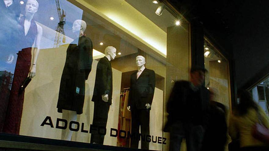 Escaparate de una tienda de Adolfo Domínguez en Ourense. / efe