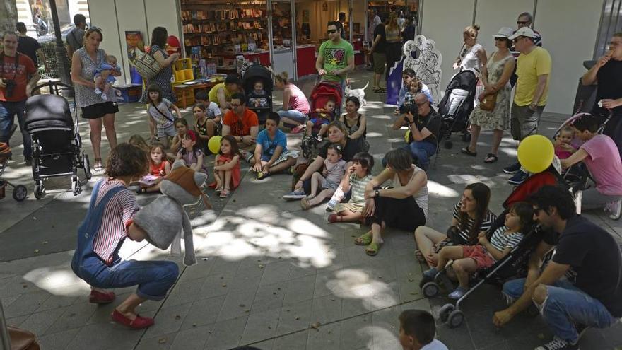 Buenas ventas en una Fira del Llibre dominada por Cristina Campos