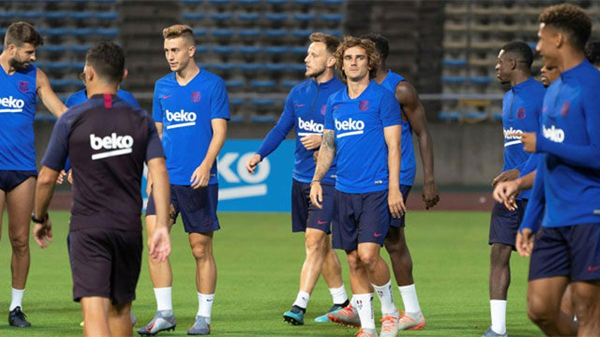 El Barça entrena bajo la lluvia de Tokio