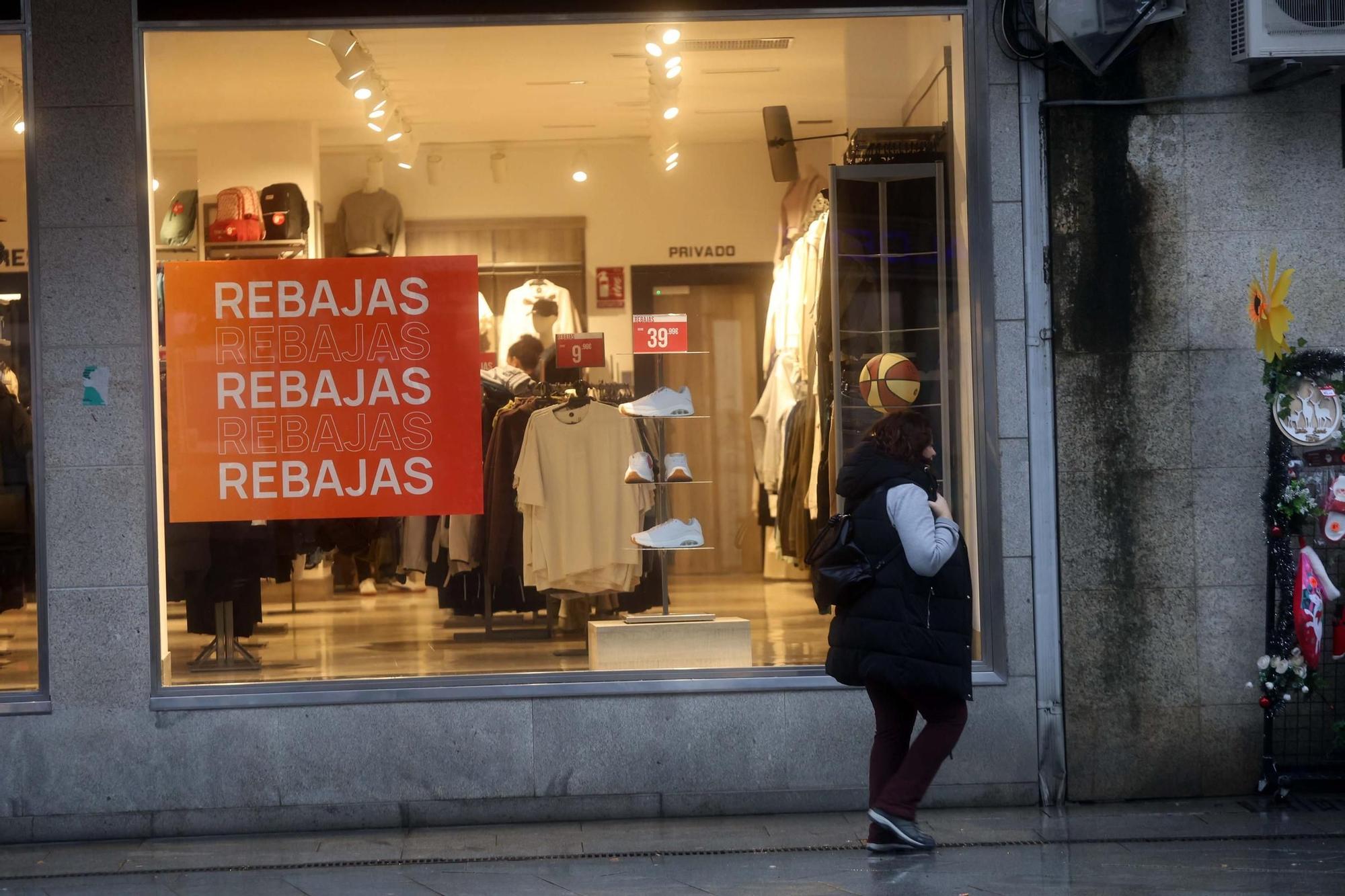 Las calles de Vilagarcía durante las rebajas de enero.