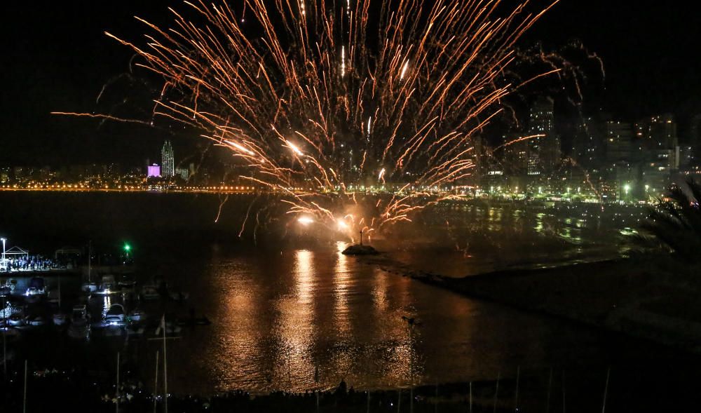 El desfile y el castillo de fuegos ponen fin a las fiestas patronales.