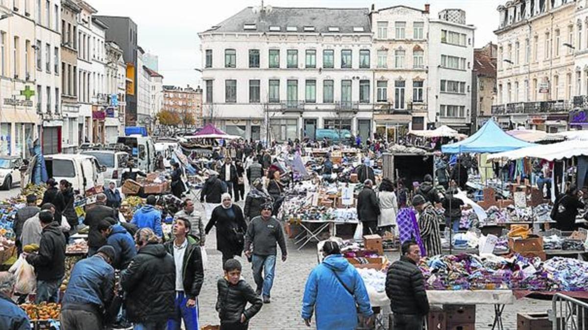 Mercado callejero en una plaza de Molenbeek.