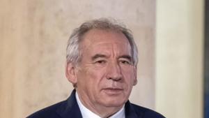 La moció contra Bayrou fracassa i fractura l’esquerra francesa