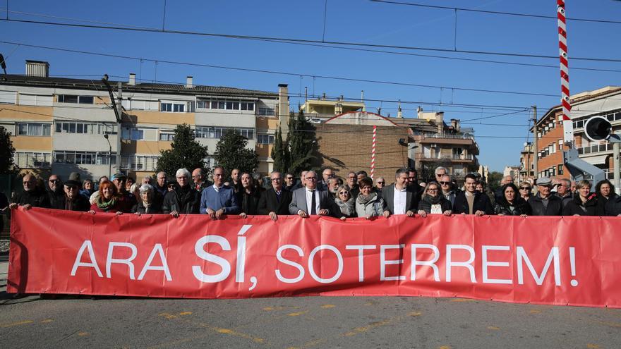 Representantes políticos y asociaciones de Montcada i Reixac celebran el inicio de las obras para enterrar la R2