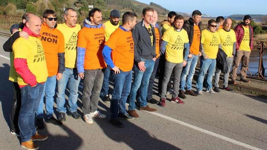 Representantes de los trabajadores de Alcoa de Avilés y La Coruña, ayer, en Vegadeo.