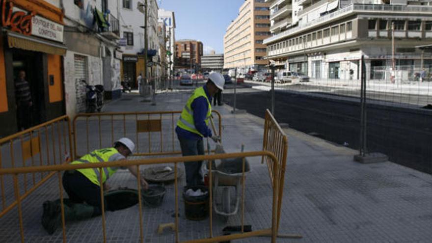 Operarios trabajan en las obras del metro.
