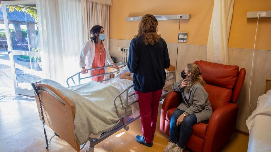 Imagen de archivo de una habitación de cuidados paliativos en las instalaciones de la Fundación Cudeca, en Málaga. EFE/Daniel Pérez