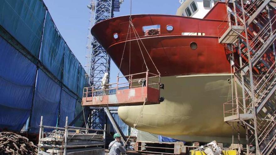 Trabajos en el astillero de Nodosa, en el Puerto de Marín. // Santos Álvarez