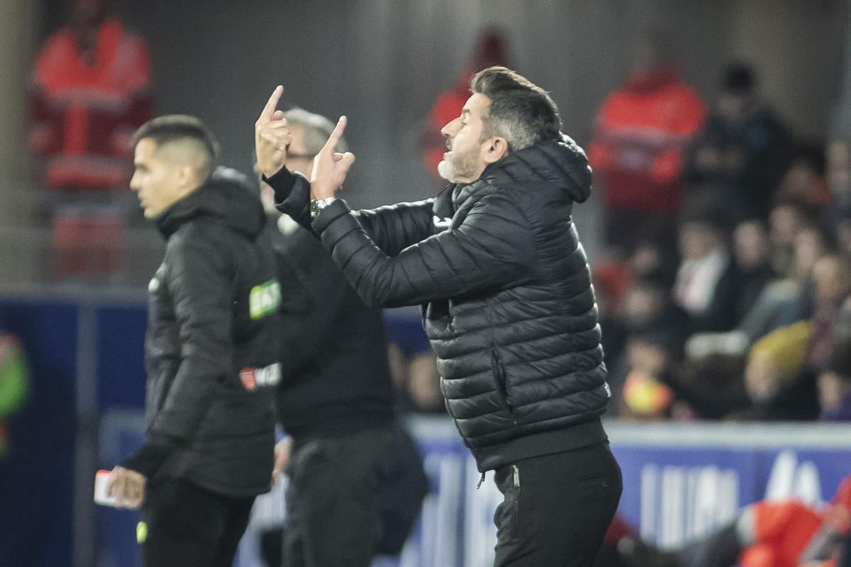 Iván Ania durante el Huesca-Córdoba CF en El Alcoraz.