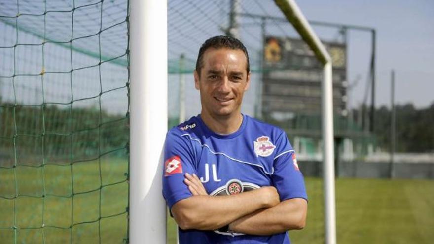 El técnico del Deportivo, José Luis Oltra, en Abegondo. / juan varela